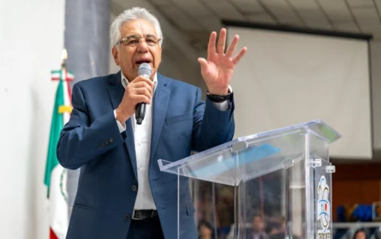 pasteur prononçant des prières pour les fidèles